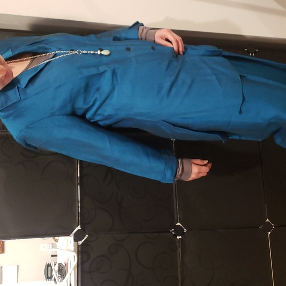 Women's suit size 6-8. - Picture 8 of 9